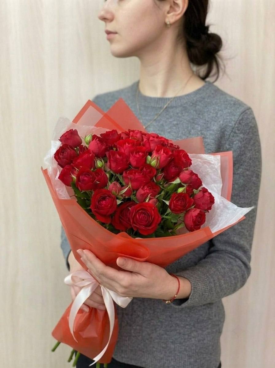Моно-букет из красных пионовидных кустовых роз